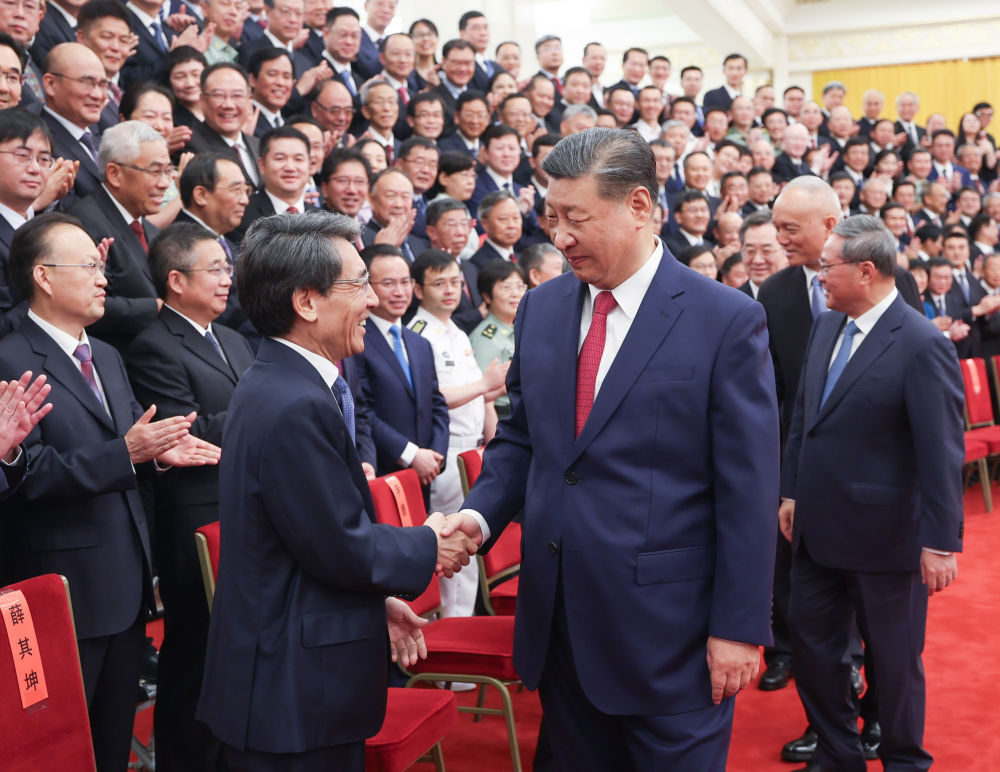 6月24日，全国科技大会、国家科学技术奖励大会和中国科学院第二十一次院士大会、中国工程院第十七次院士大会在北京人民大会堂隆重召开。会前，习近平等领导同志亲切会见国家科学技术奖获奖代表。这是习近平同获得2023年度国家最高科学技术奖的清华大学薛其坤院士亲切交流。新华社记者 鞠鹏 摄