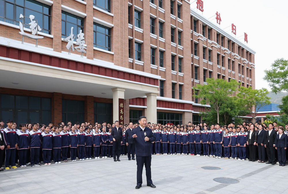 6月18日至19日，中共中央总书记、国家主席、中央军委主席习近平在青海考察。这是18日下午，习近平在果洛西宁民族中学考察时，同师生们亲切交流。 新华社记者 鞠鹏 摄