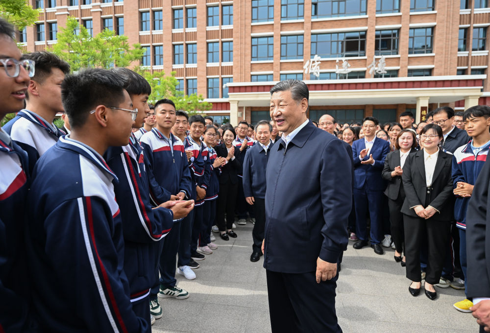 6月18日至19日，中共中央总书记、国家主席、中央军委主席习近平在青海考察。这是18日下午，习近平在果洛西宁民族中学考察时，同师生们亲切交流。 新华社记者 谢环驰 摄