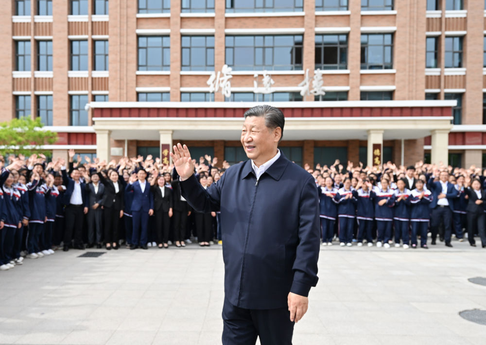 6月18日至19日，中共中央总书记、国家主席、中央军委主席习近平在青海考察。这是18日下午，习近平在果洛西宁民族中学考察时，向师生们挥手致意。 新华社记者 谢环驰 摄