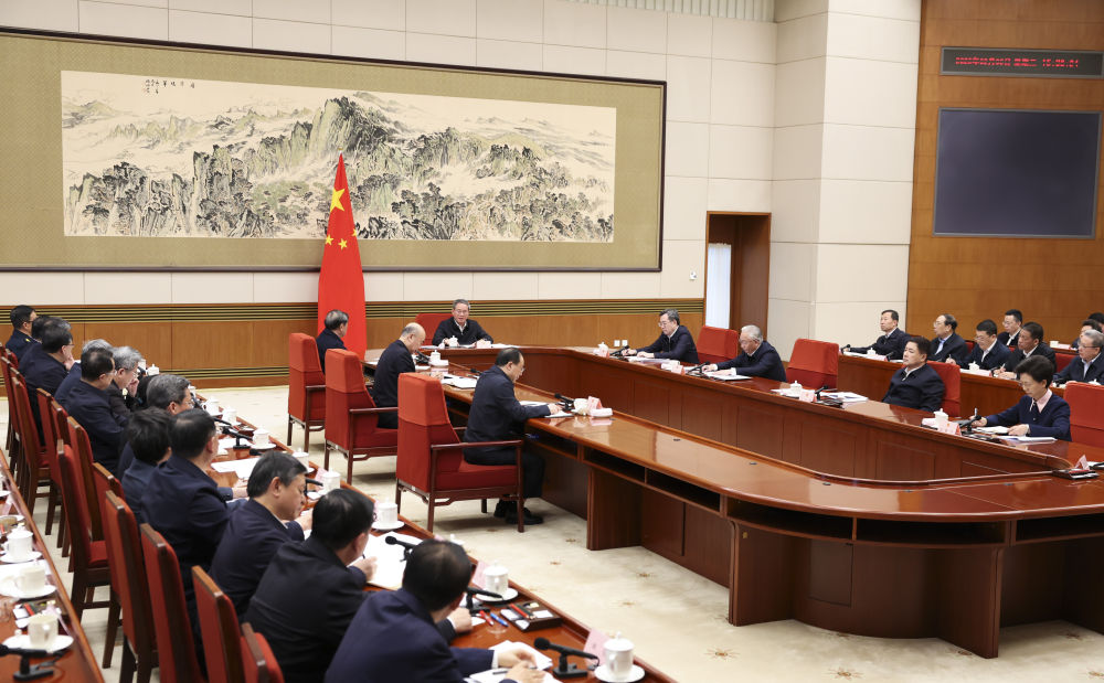 2月5日，国务院总理李强主持召开国务院第七次全体会议，讨论拟提请十四届全国人大三次会议审议的政府工作报告，并对做好开年工作进行动员。新华社记者 黄敬文 摄