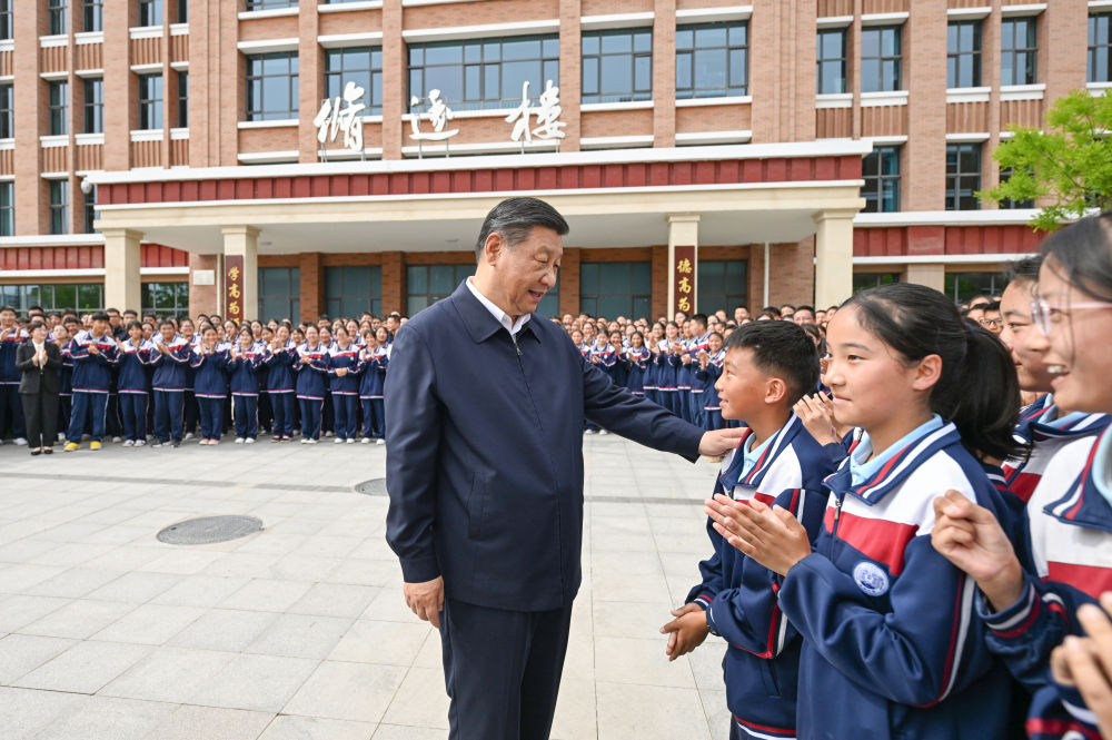 6月18日至19日，中共中央总书记、国家主席、中央军委主席习近平在青海考察。这是18日下午，习近平在果洛西宁民族中学考察时，同师生们亲切交流。 新华社记者 谢环驰 摄