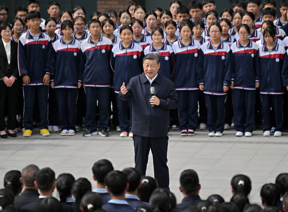 6月18日至19日，中共中央总书记、国家主席、中央军委主席习近平在青海考察。这是18日下午，习近平在果洛西宁民族中学考察时，同师生们亲切交流。 新华社记者 岳月伟 摄