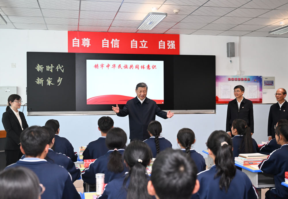 6月18日至19日，中共中央总书记、国家主席、中央军委主席习近平在青海考察。这是18日下午，习近平在果洛西宁民族中学高一（1）班观摩“新时代、新家乡”主题思政课时，同学生亲切交流。 新华社记者 谢环驰 摄